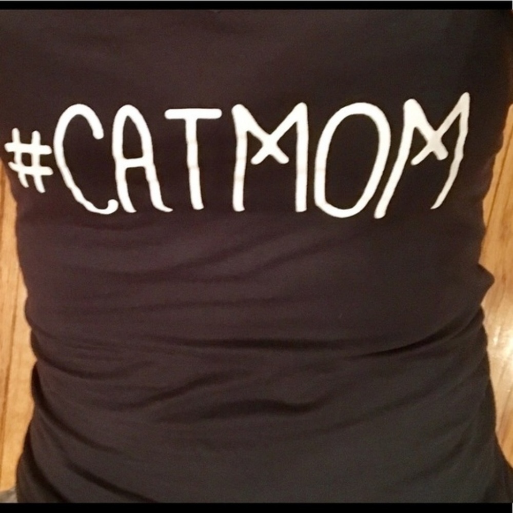 HOST PICK - #CatMom Tee - Picture 2 of 2